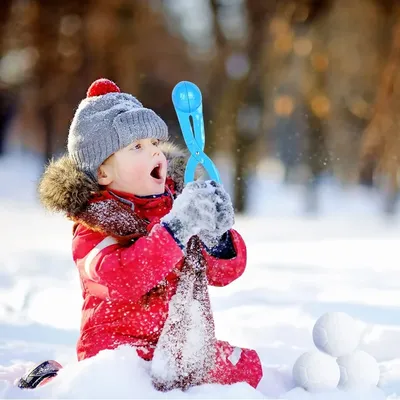 Весёлый детский зимний портрет Дети в снегу Счастливого Рождества и  счастливого нового года Зимний ребенок Зимнее утро Зимние эмо Стоковое  Изображение - изображение насчитывающей счастливо, жизнерадостно: 166153503