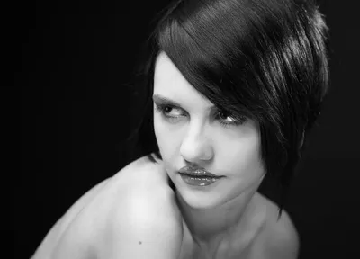 Страшный портрет молодой женщины без глаз на темной предпосылке Стоковое  Фото - изображение насчитывающей черный, кино: 142340394