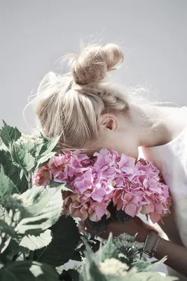 Блондинки с цветами (79 фото)