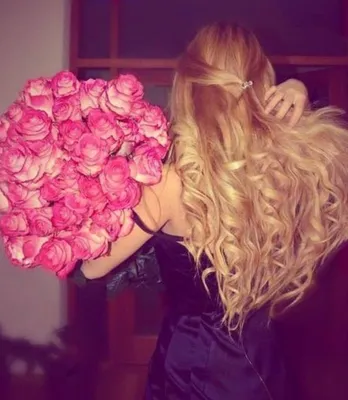 Девушка-блондинка с цветочным венком…» — создано в Шедевруме