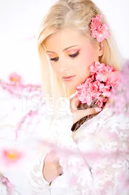 Девушка блондинка сидит среди цветов…» — создано в Шедевруме