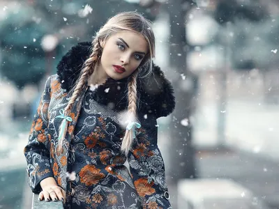 блондинка в зимней одежде, идущая на снежной степи. улыбающаяся женщина в  светлой одежде зимой в снегу Стоковое Изображение - изображение  насчитывающей сезон, шлем: 259511585
