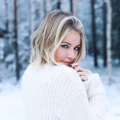 Обои Блондинка девушка вид сзади, зима, снег, скрипка 2880x1800 HD  Изображение
