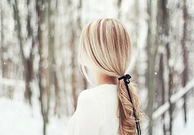 Красивая девушка блондинка зима идё…» — создано в Шедевруме