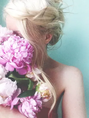 Девушка блондинка с цветами без лица - красивые фото