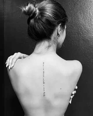 Татуировки для девушек на спине (62 фото)