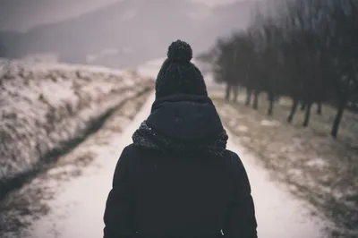 Девушка спиной в зимней одежде - Фотография - PerfectStock