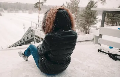 Красивая женщина на снежном курорте, вид сзади :: Стоковая фотография ::  Pixel-Shot Studio
