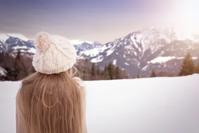 Фото девушек зимой со снегом со спины - подборка