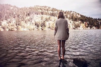 Девушка стоит на холме и смотрит вдаль от леса Вид сзади Стоковое Фото -  изображение насчитывающей природа, свобода: 162231736