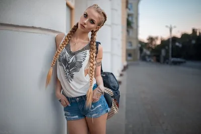 Молодая девушка позирует в студии в летних балетках и коротких джинсовых  шортах Stock Photo | Adobe Stock