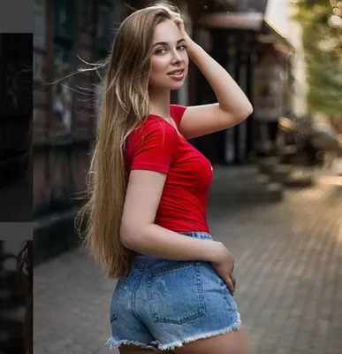 Воронежский фотограф раскрыла красоту девушки в коротких джинсовых шортах