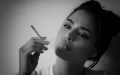 darkness, девушка с сигаретой чб, черно белые фото с пальцем во рту,  Свадебный фотограф Москва