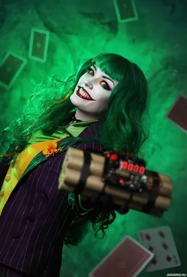 Девушка косплеит Джокера со связкой динамита в руке — Авы и картинки |  Джокер, Косплей, Рисунки