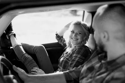 Портретная девушка и парень, сидящие в машине Стоковое Фото - изображение  насчитывающей природа, лето: 161609090