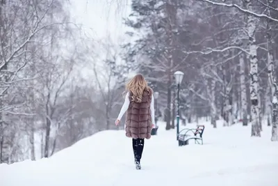 гулять снежка девушки Зима, холод и концепция людей Стоковое Фото -  изображение насчитывающей счастливо, бобра: 80272070