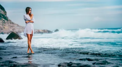 Девушка находится на берегу моря. Девушка отдыхает на море. Женщина стоит  на пирсе. Стоковое Изображение - изображение насчитывающей песок, горизонт:  208663071