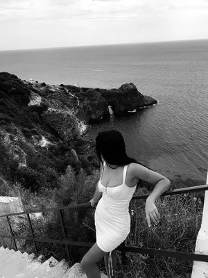 Силуэт девушка на берегу моря на закате стоковое фото ©NataliiaMelnyc  72657019
