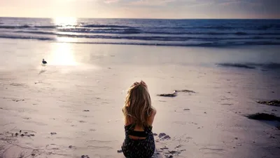 красивая девушка на берегу моря Стоковое Фото - изображение насчитывающей  стыковка, прогулка: 273880528