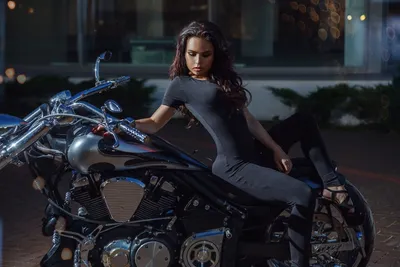 Фантазийная девушка на мотоцикле на фоне закатанор - обои на рабочий стол