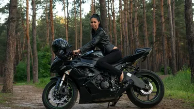 Девушка в чёрном на мотоцикле | Обои для телефона