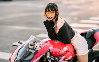 21+ девушка на мотоцикле обои на телефон от qdavydova