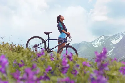 Девушка едет по полю на велосипеде» — создано в Шедевруме