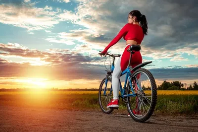 ⬇ Скачать картинки Девушка велосипед, стоковые фото Девушка велосипед в  хорошем качестве | Depositphotos