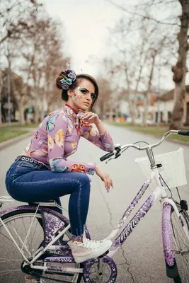 Девушка на велосипеде весной Иллюстрация штока - иллюстрации насчитывающей  спокойствие, девушка: 54110108
