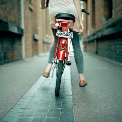 Картина маслом Девушка на велосипеде, холст 40 х 40 см – заказать на  Ярмарке Мастеров – QB000BY | Картины, Тимашевск