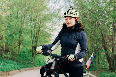 Девушка едет на велосипеде по лугу…» — создано в Шедевруме