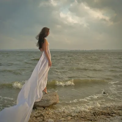 Красивая одна девушка на пляже Стоковое Изображение - изображение  насчитывающей боль, песок: 59820523