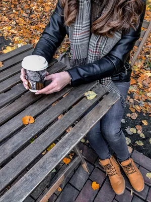 Девушка осень кофе
