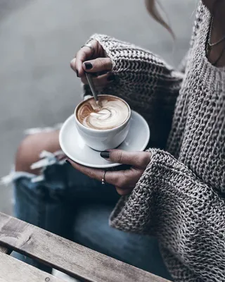 Девушка в пижаме пьёт утром кофе…» — создано в Шедевруме