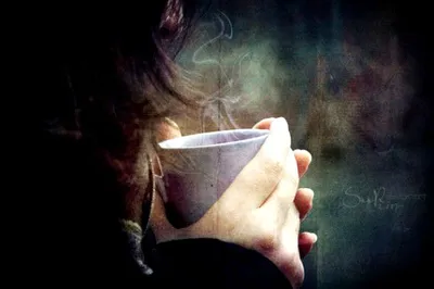 Красивая девушка с чашкой кофе в парке осени Стоковое Фото - изображение  насчитывающей кофе, сезон: 155570412