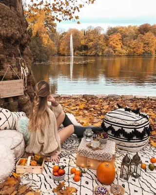Девушка сидя в лесе осени, в шотландке с кружкой кофе в руках Взгляд сверху  Стоковое Изображение - изображение насчитывающей цвет, природа: 102517899