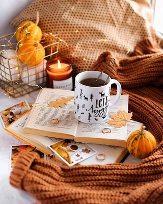 Руки женщины, держа чашку горячего кофе шарф коробки конфет осенью  оранжевой фона. Вид сверху плоский Стоковое Фото - изображение  насчитывающей чашка, черный: 190559750