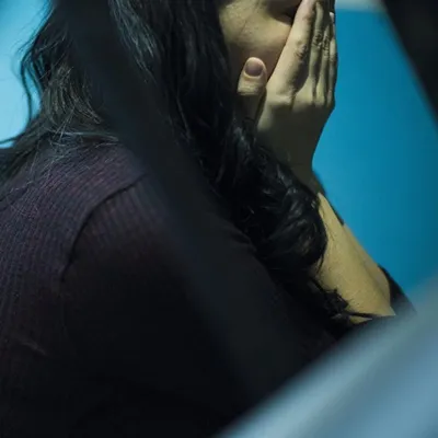 Девушка плачет, стоящ перед зеркалом Стоковое Изображение - изображение  насчитывающей здоровье, подавлено: 119564469