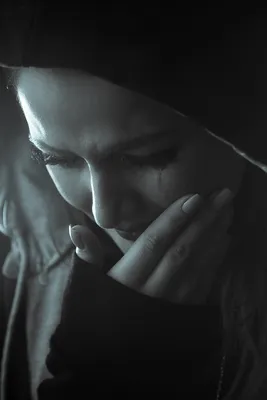 Отчаянная девушка плачет от безнадежности на поле недалеко от белой стены,  пустого пространства Стоковое Фото - изображение насчитывающей  внимательность, эмоционально: 199356806