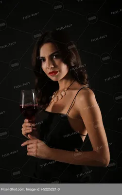 Девушка с бокалом вина в руке Стоковое Изображение - изображение  насчитывающей маникюр, черный: 81974709