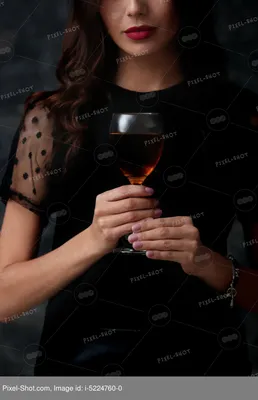 красивая девушка с бокалом белого вина на палубе яхты Stock Photo | Adobe  Stock
