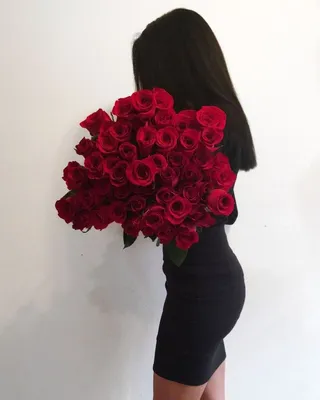 Брюнетка с цветами со спины - 57 фото | Красные розы, Цветочные композиции,  Розы