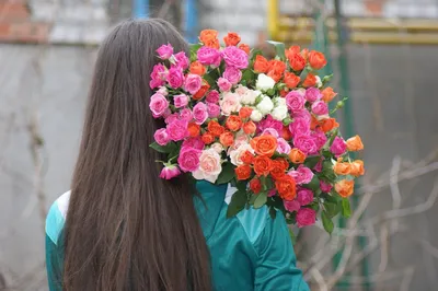 Самые популярные цветы для девушек - 73 фото
