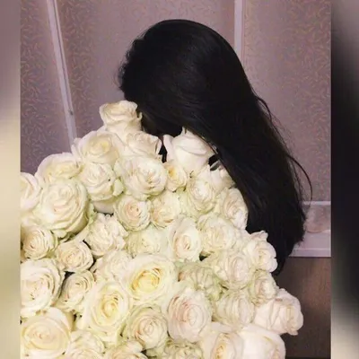 Девушка с цветами со спины (73 фото) | Счастливые пары, Цветы, Белые розы