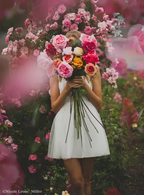 Брюнетки и букеты – красивые фото, чтоб выбрать и преподнести цветы