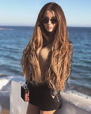 девушка с длинными волосами Стоковое Изображение - изображение  насчитывающей сатинировка, привлекательностей: 216470035
