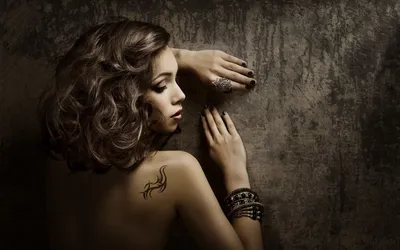 Обои на рабочий стол Красивая девушка с татуировкой на спине стоит у стены,  обои для рабочего стола, скачать обои, обои бесплатно