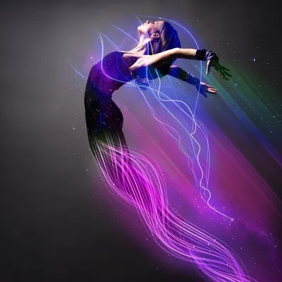 Девушка танцует на фоне ярких огней стоковое фото ©KrisCole 72085645