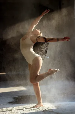 молодая красивая девушка танцует в студии Stock Photo | Adobe Stock