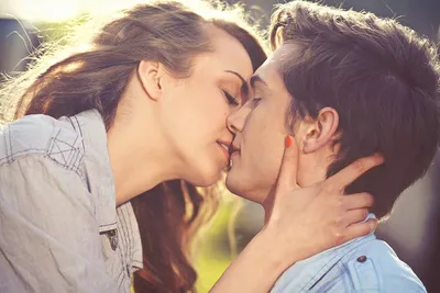Фотообои \"Девушка целует парня\" - Арт. 270145 | Купить в интернет-магазине  Уютная стена